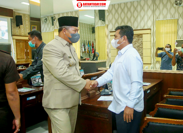 Anggota DPRD saat berjabat tangan dengan Bupati Kepulauan Anambas
